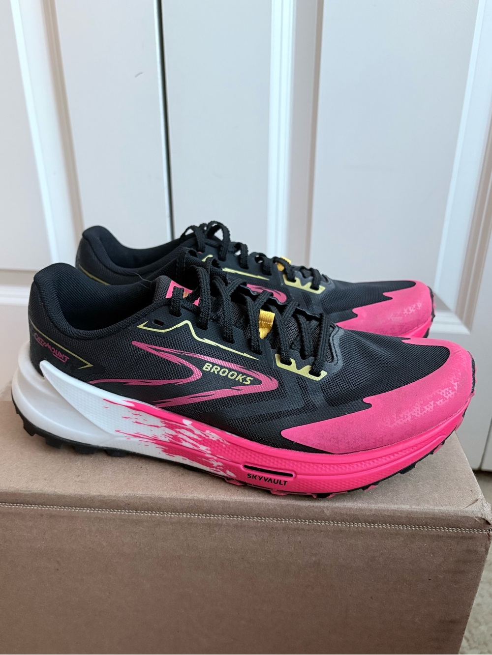 Brooks Catamount 3 Women’s Trail Running Shoes Black Red Yellow Size 8